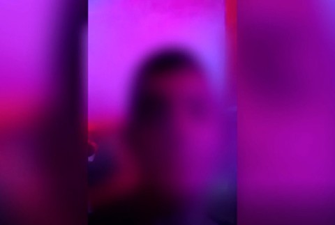 mladík na diskotéke