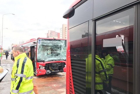 V Bratislave sa zrazili dva autobusy