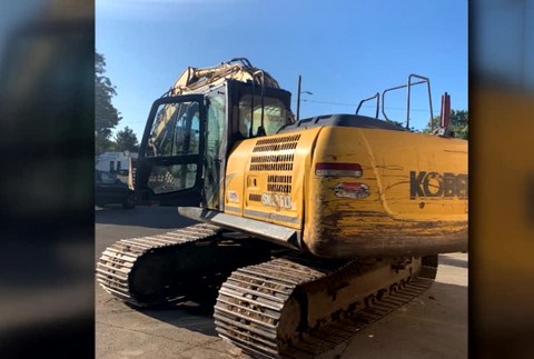 Túžba po alkohole bola asi mocná. Zlodeji si cestu do obchodu prerazili bagrom