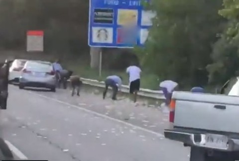 Ľudia neverili vlastným očiam, na diaľnici zastavili. Vzduchom lietali tisícky eur