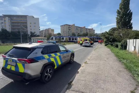 [multi] Vážna nehoda vlaku a autobusu v Bratislave 2. 555