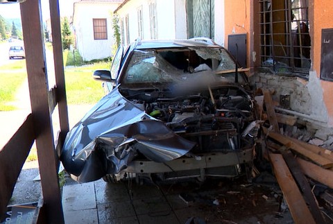 Vladimír (55) na križovatke neodbočil a s autom vpálil rovno do krčmy. Zasahovať musel aj vrtuľník