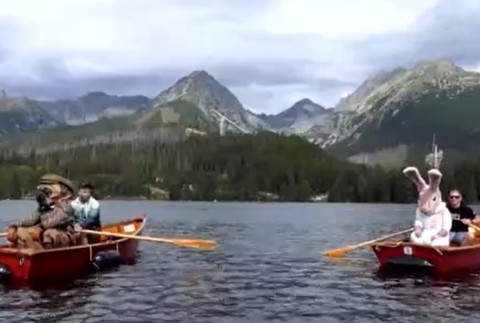 Masky z jojkárskej šou brázdia po Slovensku.