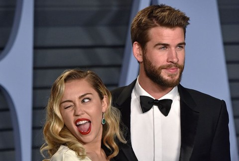 Liam-Hemsworth-marvels-at-Miley-Cyrus-wedding-ring-bling