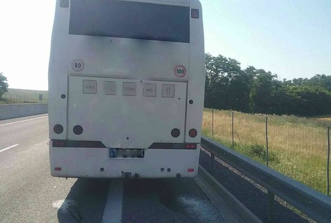 Hasiči zasahovali na R1. Zachránili autobus plný detí