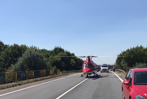 Vážna nehoda si vyžiadala výjazd leteckých záchranárov. Na ceste ostal prevrátený kamión