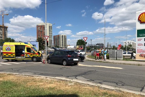 Nehoda auta a sanitky. Záchranári prevážali v inkubátore bábätko