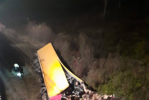 Z mosta padol kamión, vodič (†55) nehodu neprežil 