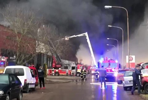 Hasiči z troch okresov zasahujú pri požiari výrobnej haly. Horia aj pneumatiky v susednom autoservise