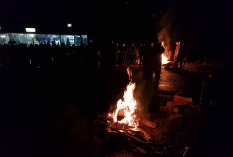 Pred ukrajinskou hranicou zablokovali cestu. Ľudia protestujú, za autá platiť nechcú