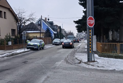 Policajná akcia v Pezinku