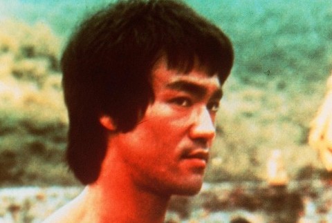 Bruce Lee bol herec a majster viacerých bojových umení, ktorý spopulárnil bojové umenia vo filmoch