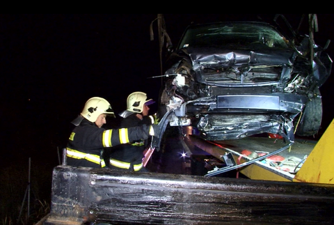 Vážna autonehoda na R1. Auto sa niekoľkokrát prevrátilo a skončilo na streche mimo cesty
