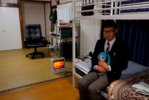 Akihiko so svojou manželkou