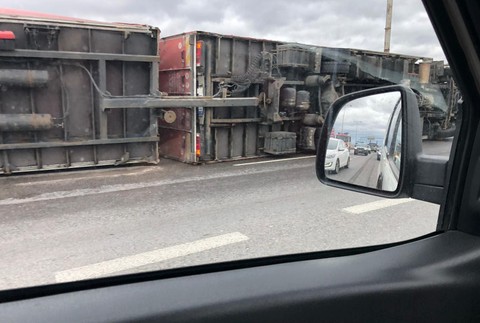 Na viacerých úsekoch hlásia obmedzenia. Víchrica prevrátila návesy, vietor láme aj stromy 