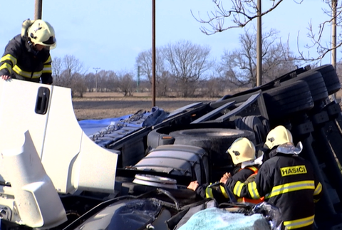 Vodič osobného auta skončil pod kolesami kamióna. Pomoc už bola zbytočná