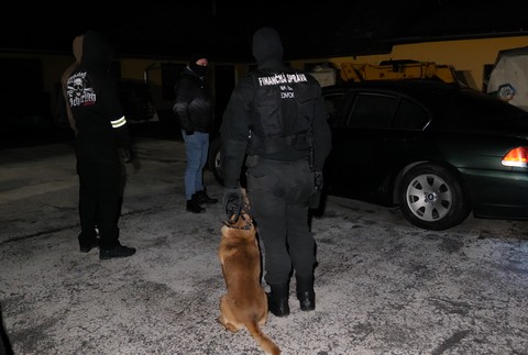 Kukláči vtrhli do jednej z kancelárií v blízkosti centra Bytče. V putách odviedli troch mužov