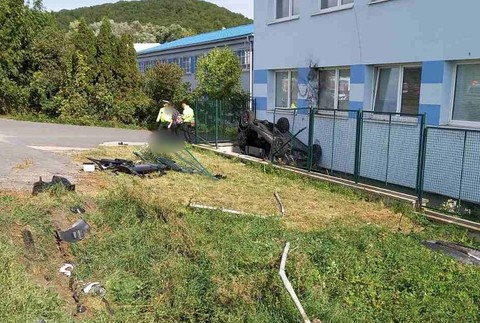 Auto narazilo do steny