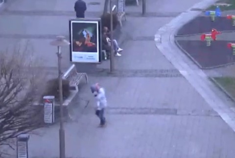 Opitý dedko s vnúčikom na rukách