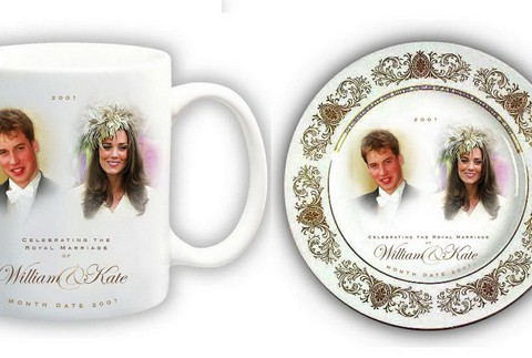 Suveníry s portrétmi princa Williama a Kate Middleton