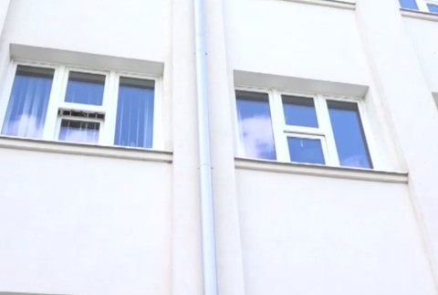 Miesto prepustenia bojuje o život. Pacient vypadol z okna v Kežmarku