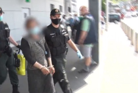 Šteniatko zamkli v skrinke.