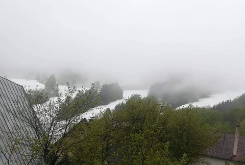 Sneh komplikuje situáciu na cestách. Na letných gumách cez horské priechody prejdete len s ťažkosťami