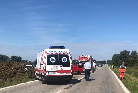 Pri čelnej zrážke zomrel muž. Spolujazdkyňu urýchlene transportovali leteckí záchranári 