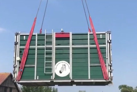 Bratislavská zoo má nový prírastok, ktorý museli vyložiť žeriavom. Toto je nosorožec Tootsie