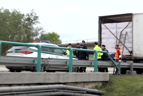 [multi] Migranti v kamióne 184