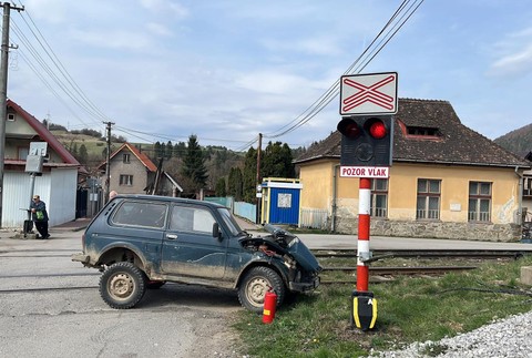 Zrážka vlaku a auta na Orave