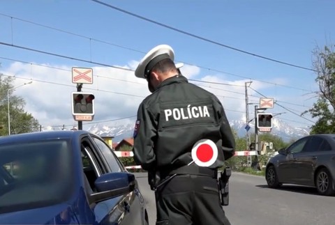 Na priecestie prichádza vlak, svetlá ale nesvietia, závory sa nezatvárajú. Čo je povinnosťou vodiča?