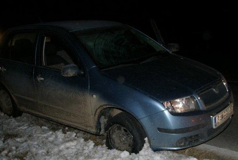 Postrieľané auto, tma, diery po gulkach3