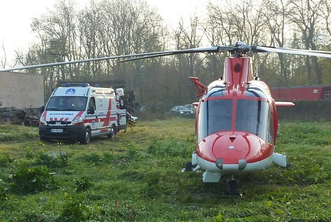Záchranárske auto a vrtuľník