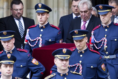 Zeman český prezident korunovačné klenoty 5