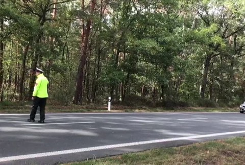 Nehoda kamióna si vyžiadala jednu obeť. Na mieste musel zasahovať vrtuľník7161