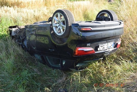 Mladý vodič prešiel do protismeru. Po zrážke skončil na streche