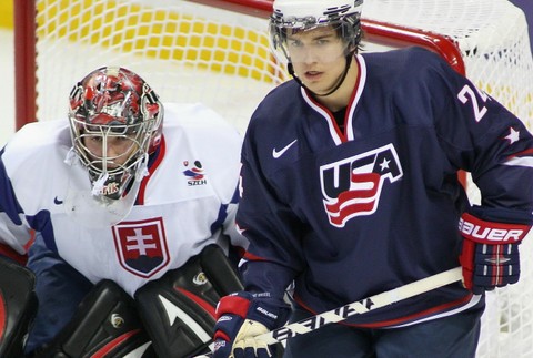 Mitch Callahan pred našim brankárom Jurajom Hollým