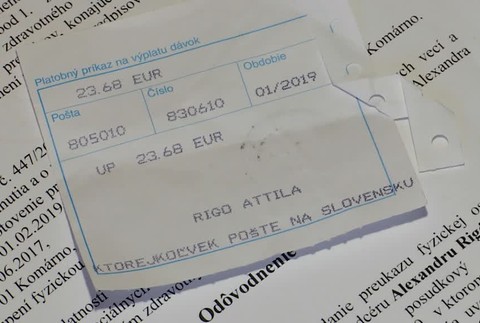 Obetavý otec nechal prácu, aby sa mohol starať o dieťa. Od štátu dostáva len 24 eur