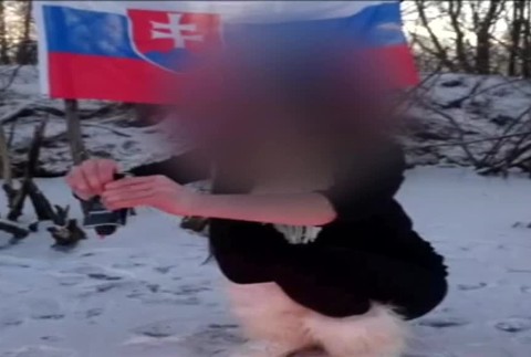 Slovenka roztrhala, pomočila a zapálila Korán. Šíriace sa video môže ohroziť bezpečnosť Slovákov145