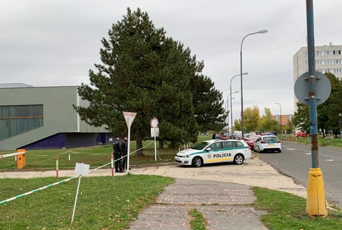 Policajti od rána zasahujú na policajnej akadémii v Bratislave