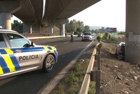 Muž narazil s autom do mostného piliera