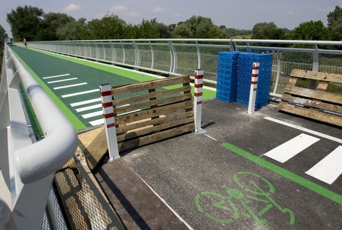 Chuck Norris_most_Bratislava_nápis_šípka_smer