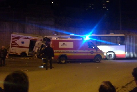 sidlisko Sásová v BB nehoda sanitka autobus 1