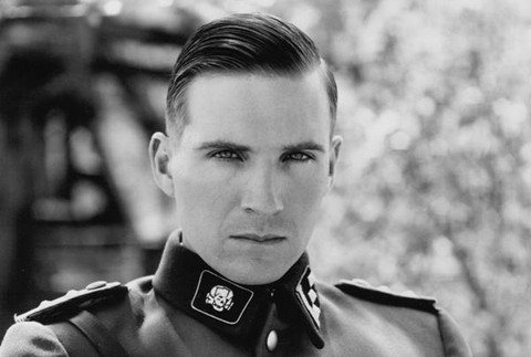 Ralph Fiennes ako nacista  Amon Goeth v Schindlerovom zozname (1993)