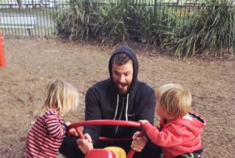 Chris s deťmi na ihrisku