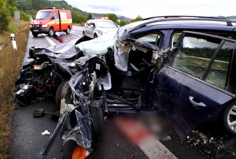 Železná zábrana prepichla celé auto. Mladíka okamžite previezli do nemocnice