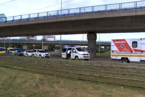 Auto skončilo v koľajisku 