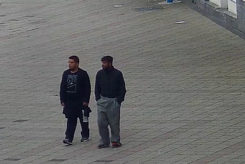 neznámi muži zachytení bezpečnostnou kamerou 