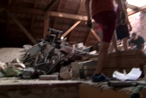 [multi] Úder blesku zničil strechu domu 7773